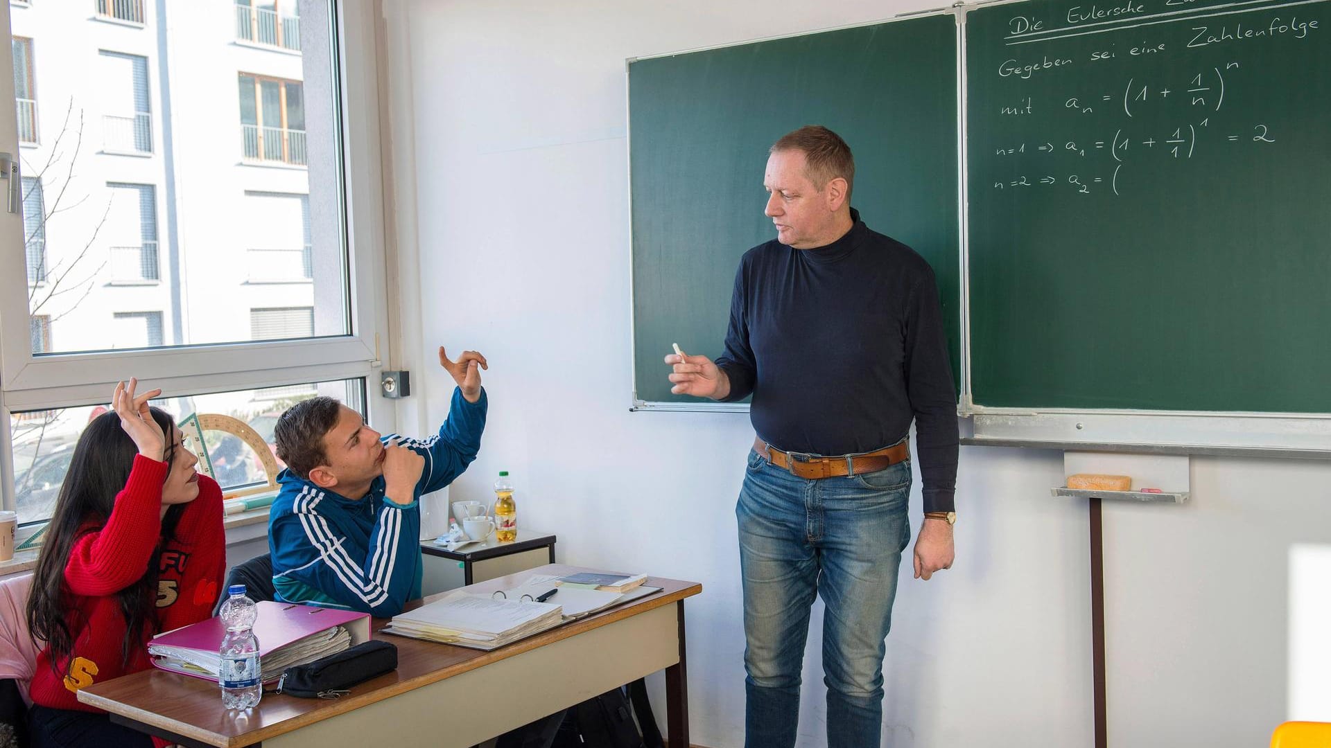 Mathematikunterricht: Lehrer leisten auch außerhalb des Unterrichts sehr oft Unglaubliches, so die CDU-Politikerin Anja Karliczek. (Symbolbild)