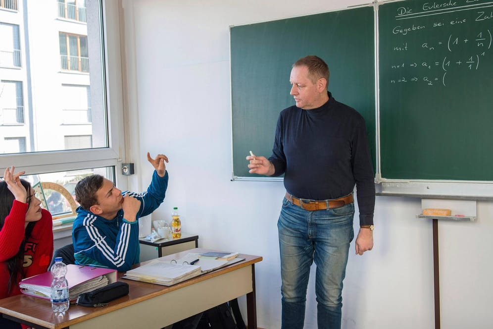 Mathematikunterricht: Lehrer leisten auch außerhalb des Unterrichts sehr oft Unglaubliches, so die CDU-Politikerin Anja Karliczek. (Symbolbild)