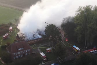 Rauch steigt aus dem Gerippe des ehemaligen Schweinestalls auf: 360 Ferkel sind in dem Feuer verendet.