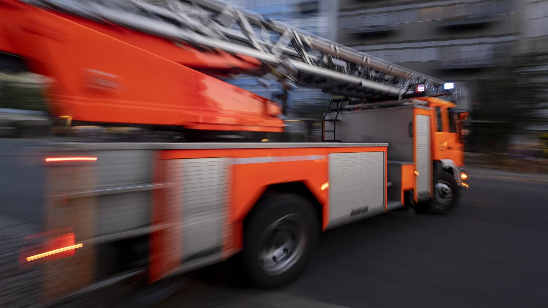 Feuerwehr im Einsatz (Symbolbild): Die Einsatzkräfte mussten sich gewaltsam Zutritt zur Wohnung verschaffen.