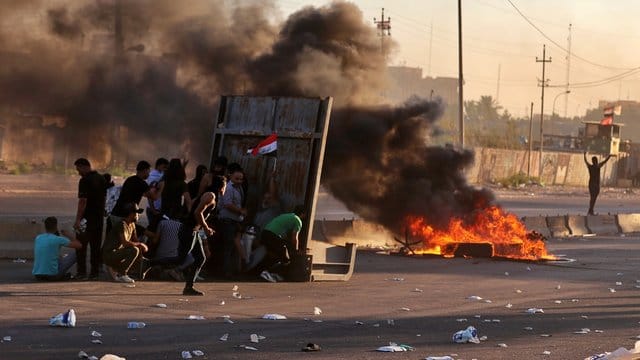 Regierungsfeindliche Demonstranten haben während einer Demonstration in Bagdad Feuer gelegt und eine Straße blockiert.