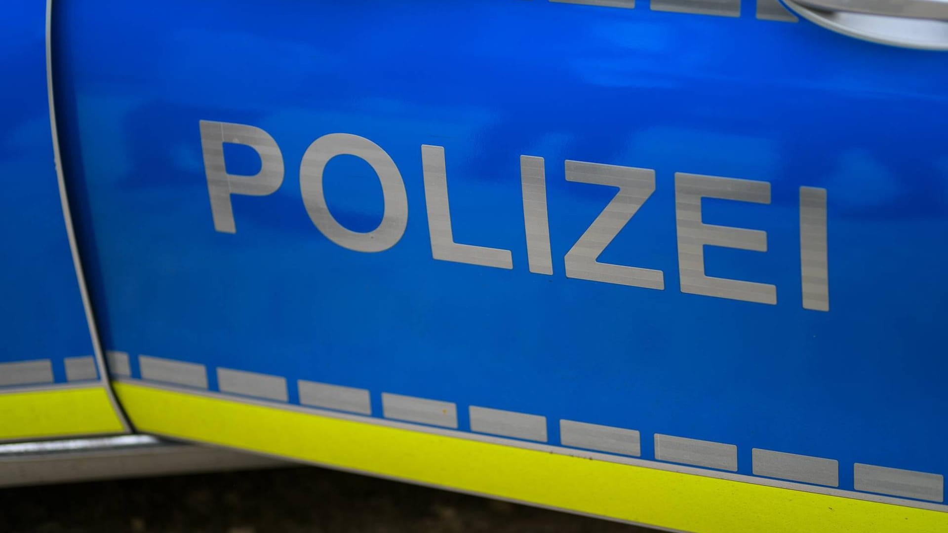 Polizeiauto (Symbolbild): Ein 27-Jähriger ist mit seinem Auto in eine Haltestelle geschleudert und hat dabei eine Frau schwer verletzt. Polizeiauto (Symbolbild): Ein 27-Jähriger ist mit seinem Auto in eine Haltestelle geschleudert und hat dabei eine Frau schwer verletzt.