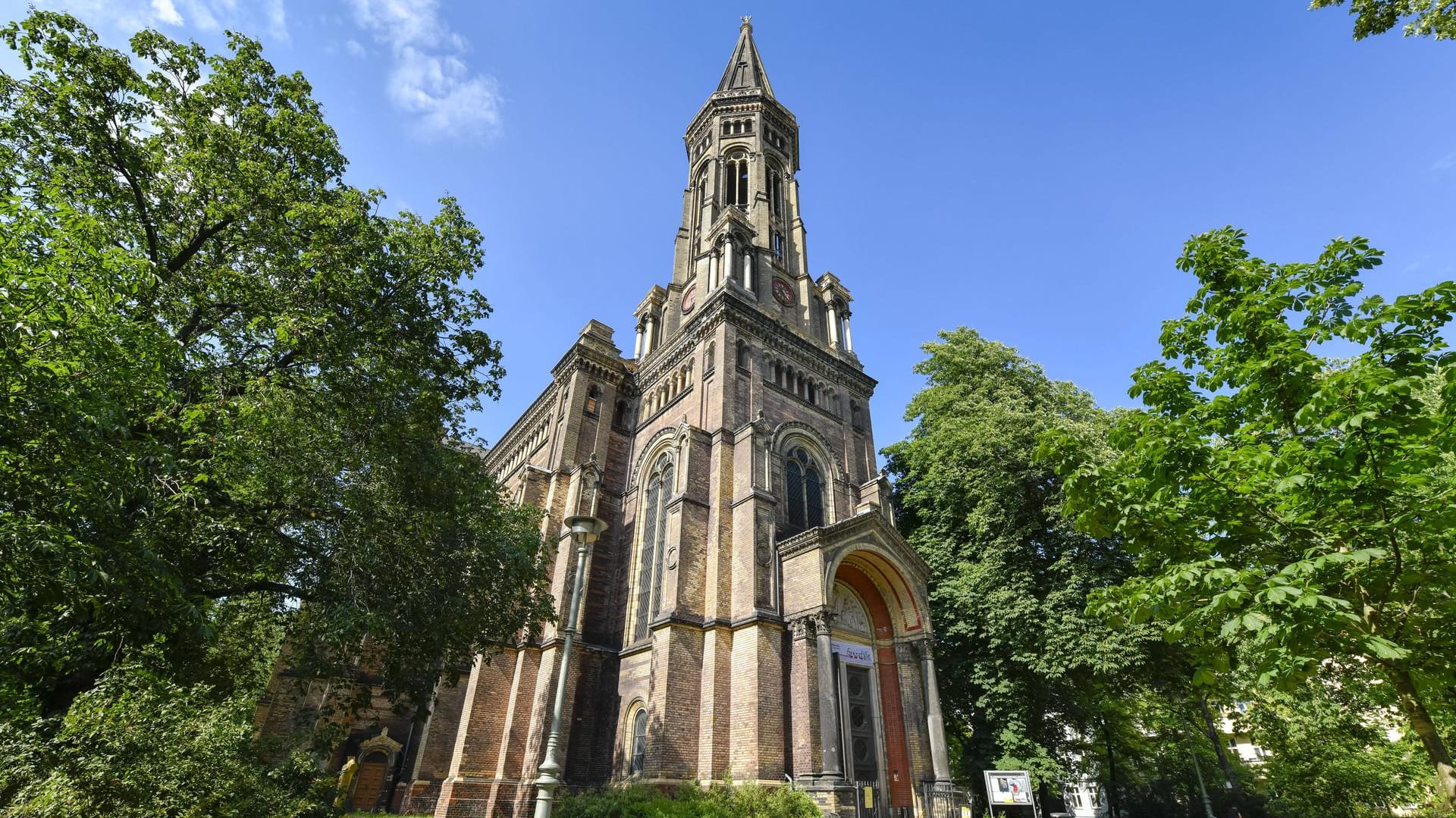 Der Zionskirchplatz in Berlin (Archivbild): Hier sind in der Nacht drei Männer angegriffen worden, nachdem sie auf Nachfrage ihre Homosexualität bestätigten. Der Zionskirchplatz in Berlin (Archivbild): Hier sind in der Nacht drei Männer angegriffen worden, nachdem sie auf Nachfrage ihre Homosexualität bestätigten.