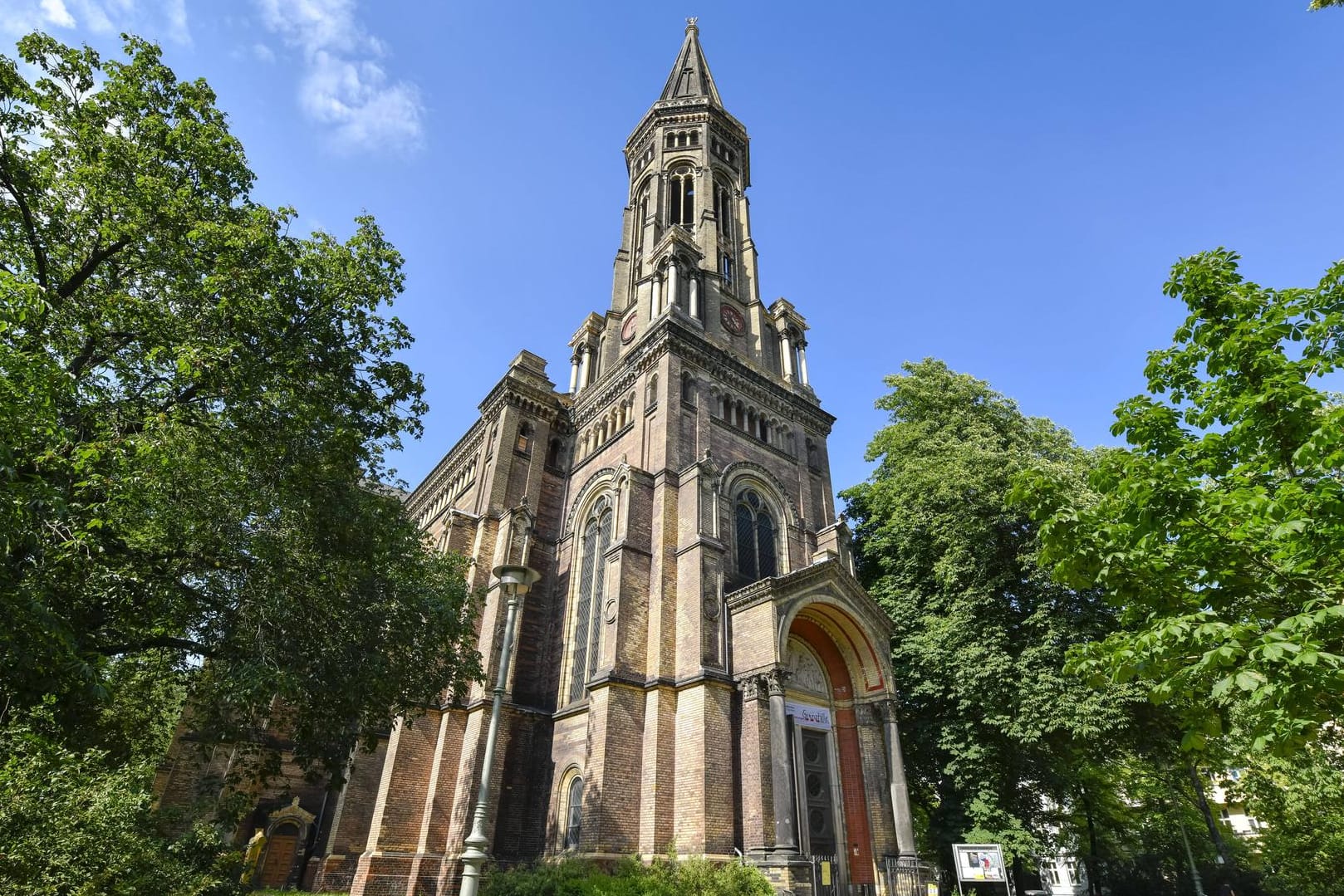 Der Zionskirchplatz in Berlin (Archivbild): Hier sind in der Nacht drei Männer angegriffen worden, nachdem sie auf Nachfrage ihre Homosexualität bestätigten.