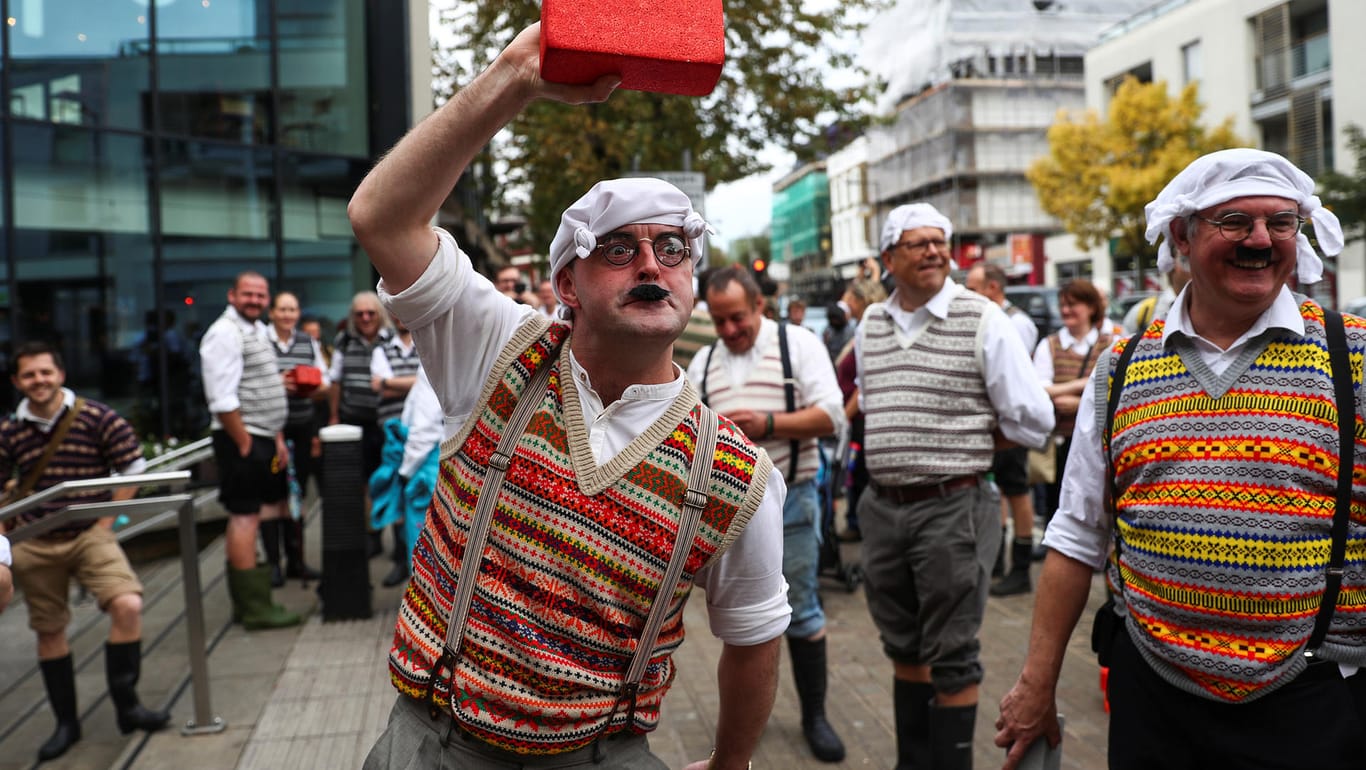 Verkleidet als Gumbys: Diese "Monty Python"-Fans machen am heutigen Samstag beim Weltrekordversuch in London mit.