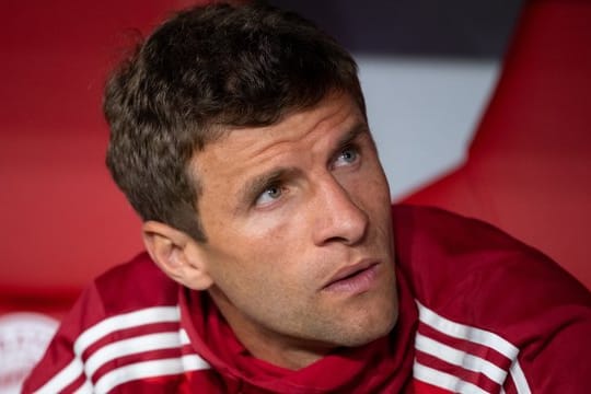 Wieder nicht in der Startelf der Bayern: Thomas Müller sitzt auf der Bank.