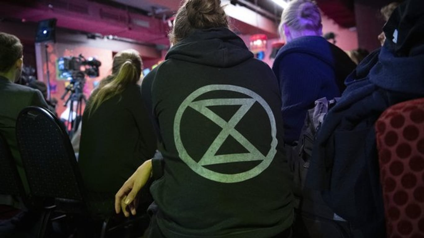 Das Logo der Umweltschutzgruppe "Extinction Rebellion" bei einem Pressegespräch der Umweltschützer in Berlin.