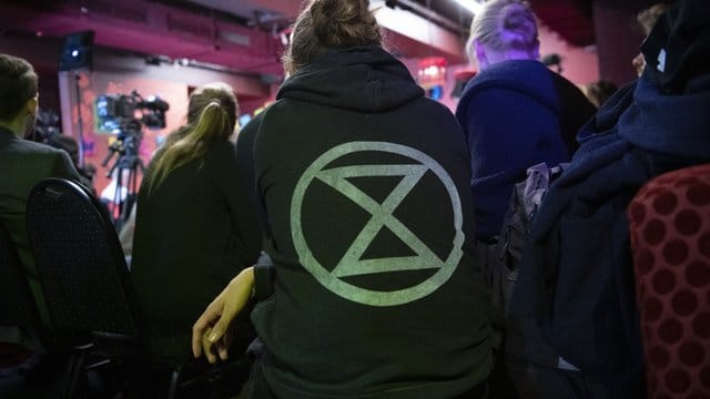 Das Logo der Umweltschutzgruppe "Extinction Rebellion" bei einem Pressegespräch der Umweltschützer in Berlin.