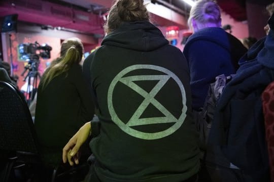 Das Logo der Umweltschutzgruppe "Extinction Rebellion" bei einem Pressegespräch der Umweltschützer in Berlin.