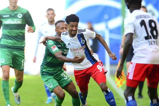 Fürths Julian Green (M,l-r) und HSV-Spieler Jeremy Dudziak kämpfen um den Ball.