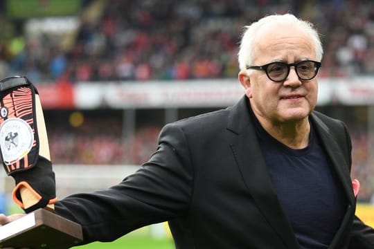 DFB-Präsident und ehemaliger SC Freiburg-Präsident Fritz Keller wird vor dem Spiel gegen den BVB im Stadion verabschiedet.