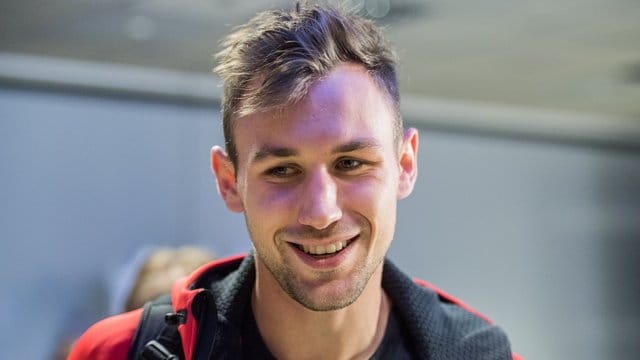 Sichtlich müde und glücklich: Niklas Kaul bei seinem Empfang auf dem Flughafen. Sichtlich müde und glücklich: Niklas Kaul bei seinem Empfang auf dem Flughafen.