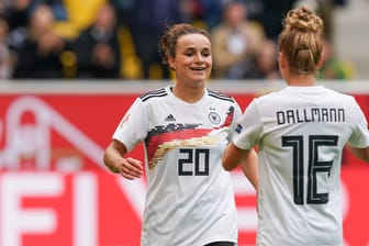 Lina Magull erzielte gegen die Ukraine drei Treffer. Hier bejubelt sie das 3:0 mit ihrer Vereinskameradin Linda Dallmann.
