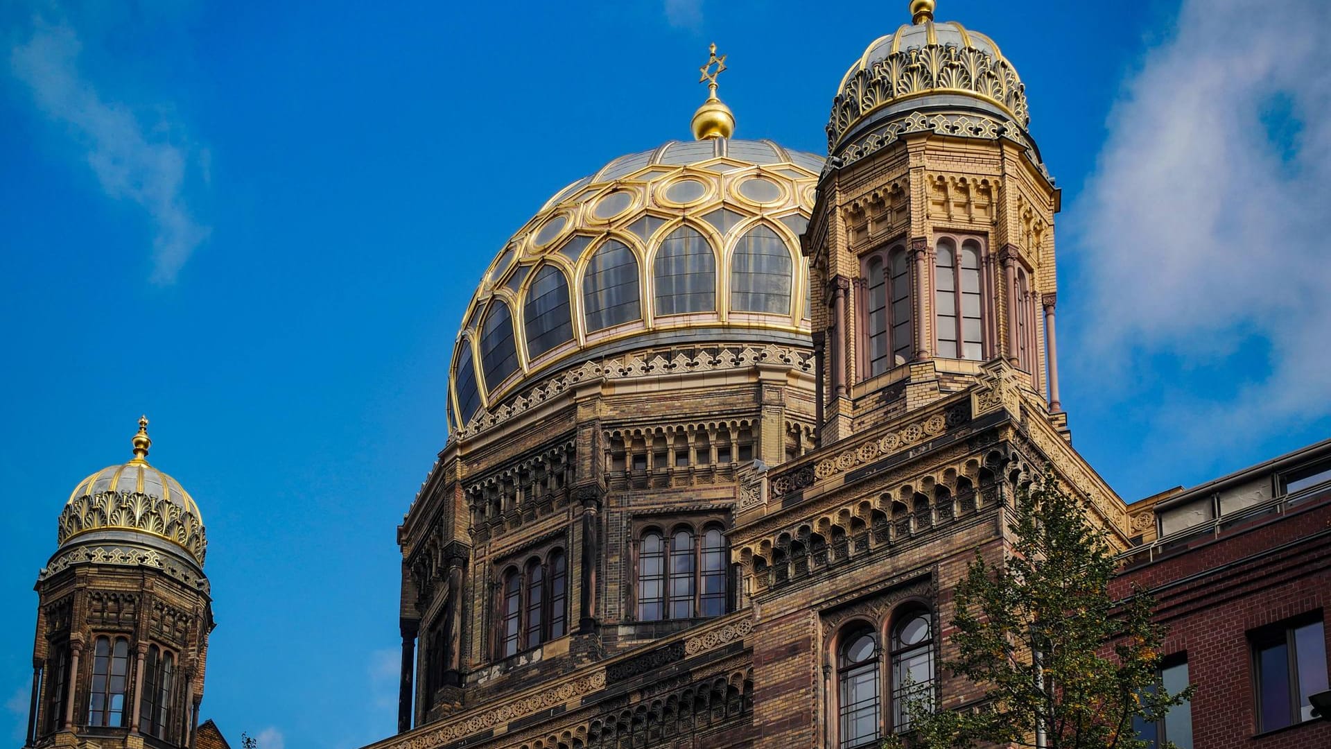 Die Neue Synagoge in Berlin-Mitte: Sicherheitskräfte und Polizei haben dort einen Mann mit Messer gestoppt.