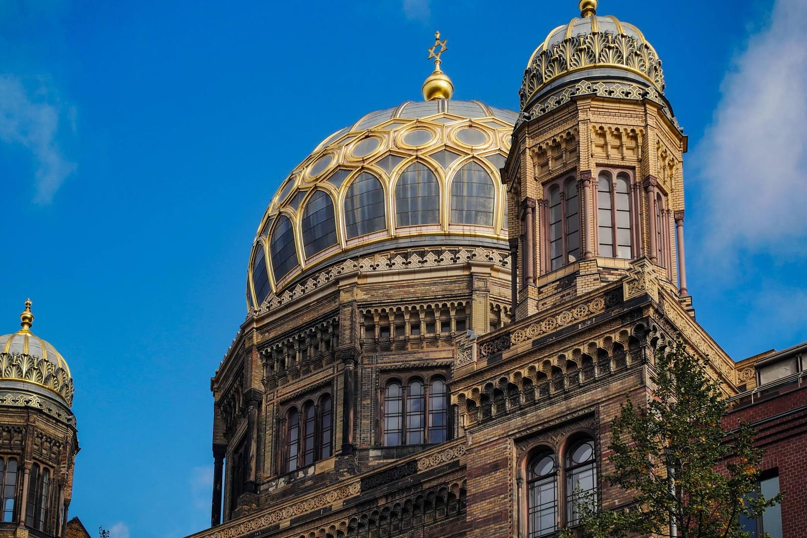 Die Neue Synagoge in Berlin-Mitte: Sicherheitskräfte und Polizei haben dort einen Mann mit Messer gestoppt.