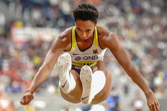 Topfavoritin Malaika Mihambo kam im ersten Versuch der Qualifikation gleich auf 6,98 Meter.