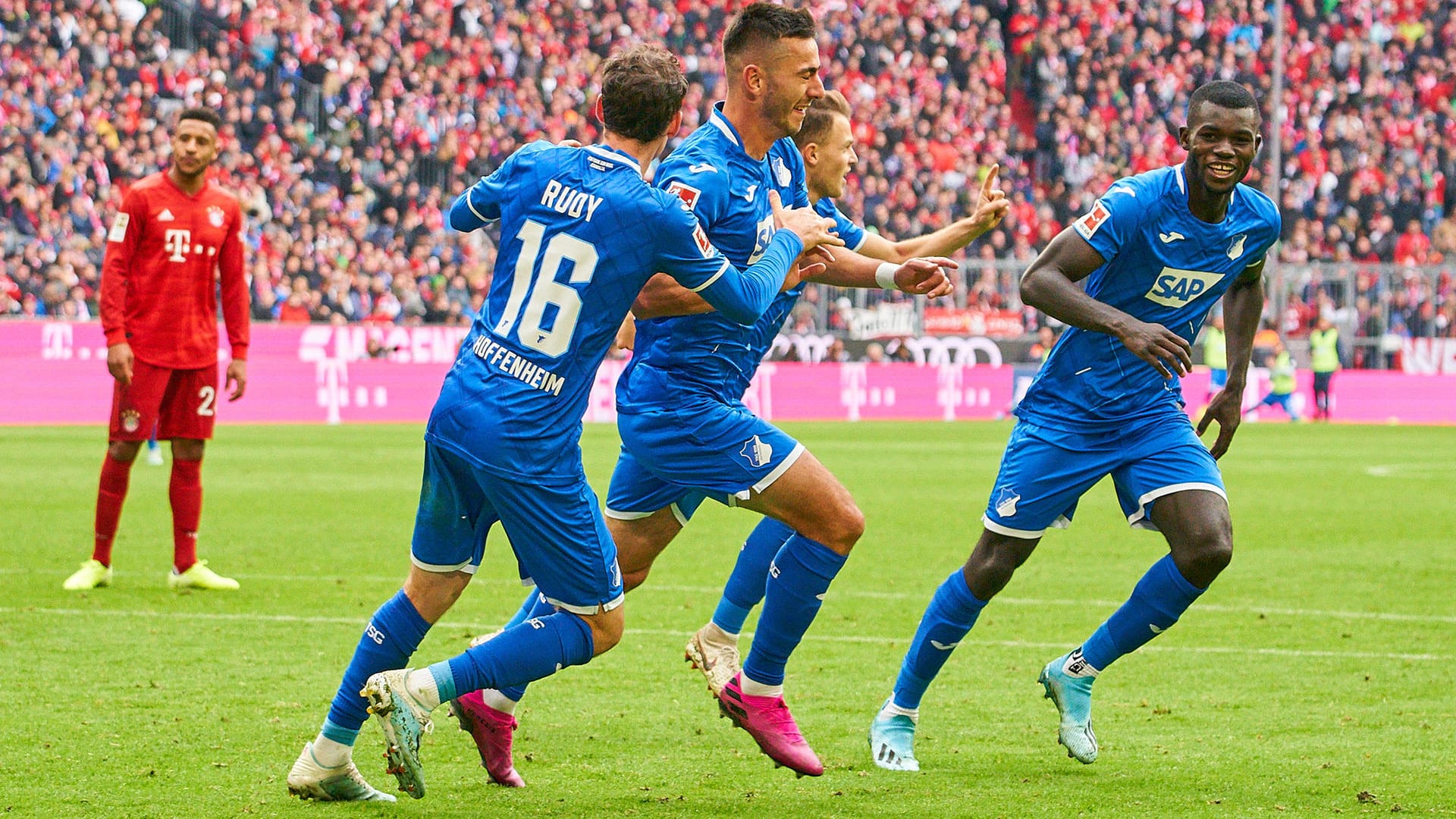 Hoffenheims Adamyan (r.) dreht jubelnd ab, Bayerns Tolisso (li.) ist enttäuscht.