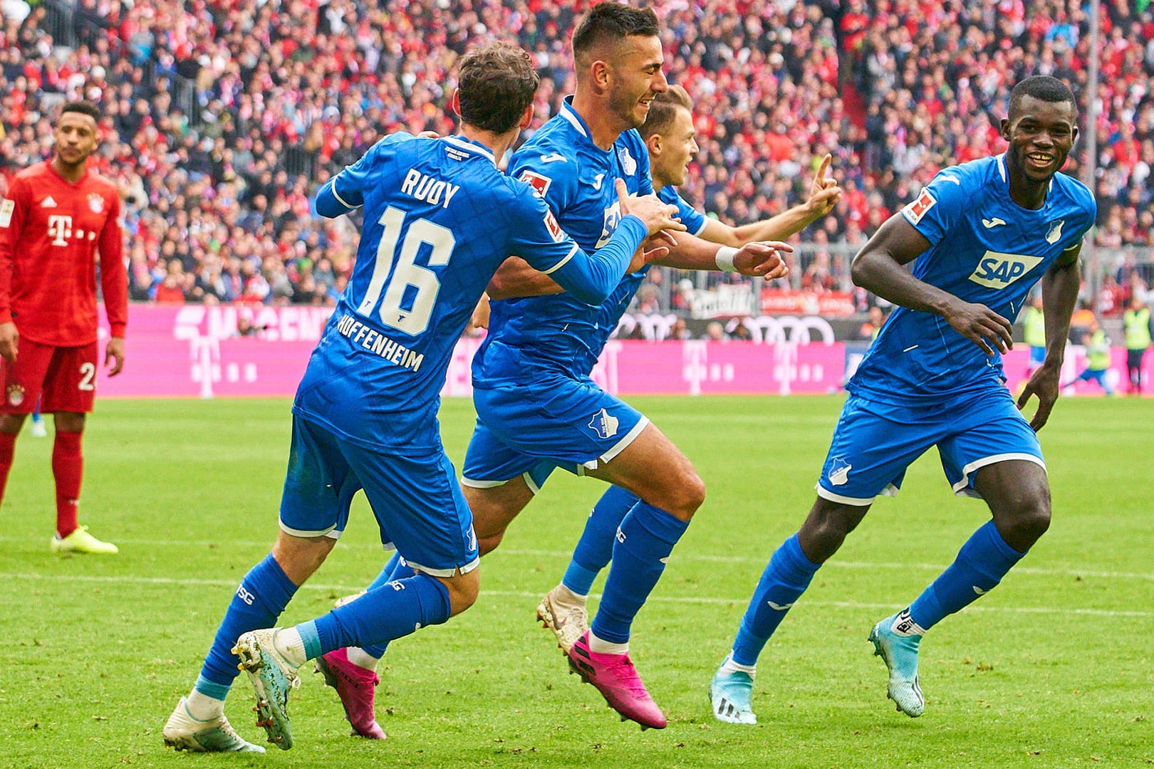Hoffenheims Adamyan (r.) dreht jubelnd ab, Bayerns Tolisso (li.) ist enttäuscht.