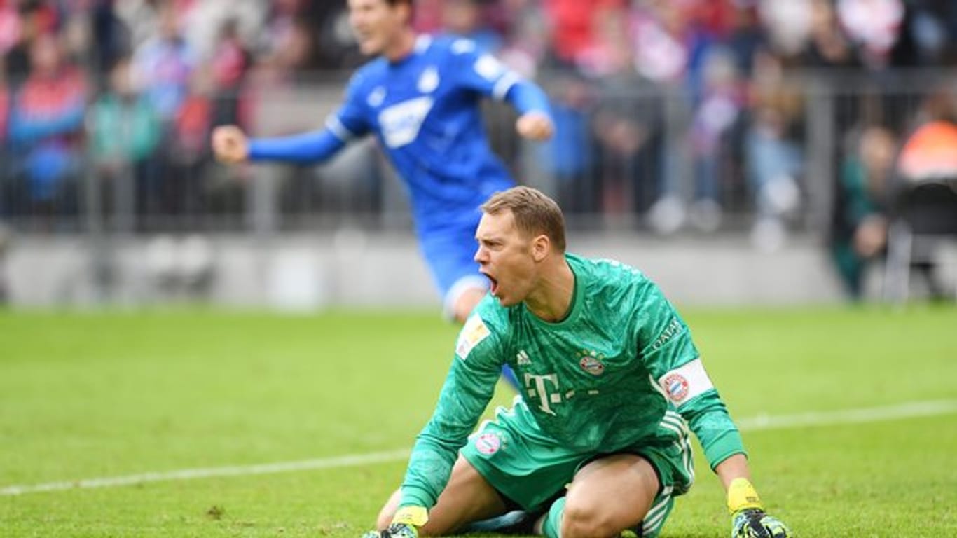 FC Bayerns Torhüter Manuel Neuer liegt nach dem Hoffenheimer Treffer zum 0:1 geschlagen am Boden.