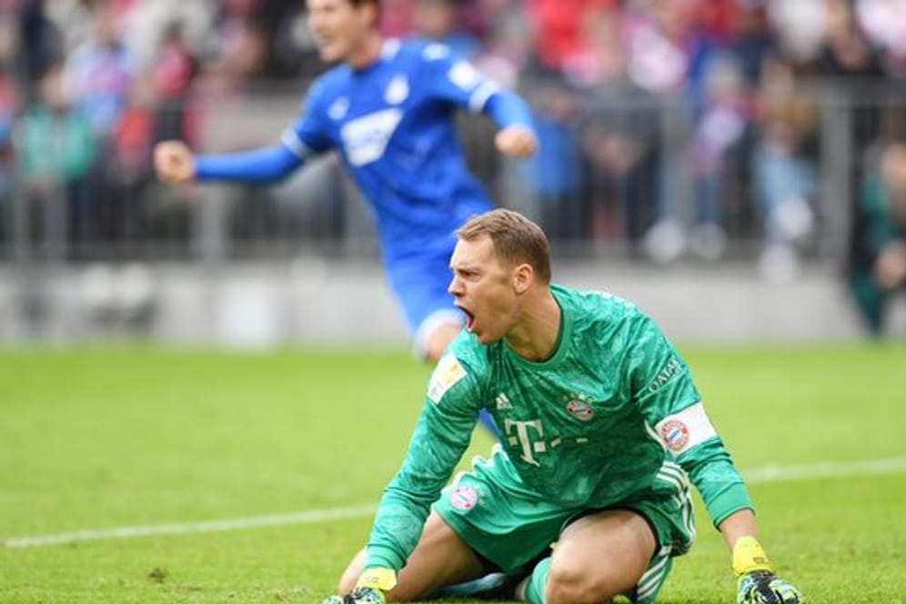 FC Bayerns Torhüter Manuel Neuer liegt nach dem Hoffenheimer Treffer zum 0:1 geschlagen am Boden.