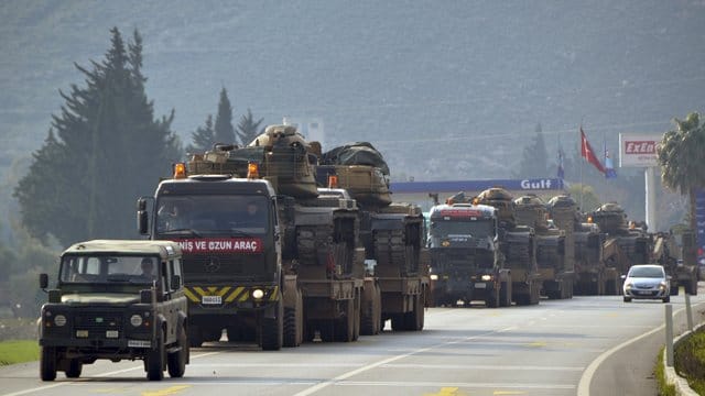 Türkischer Militärlaster mit Panzern und gepanzerten Fahrzeugen.