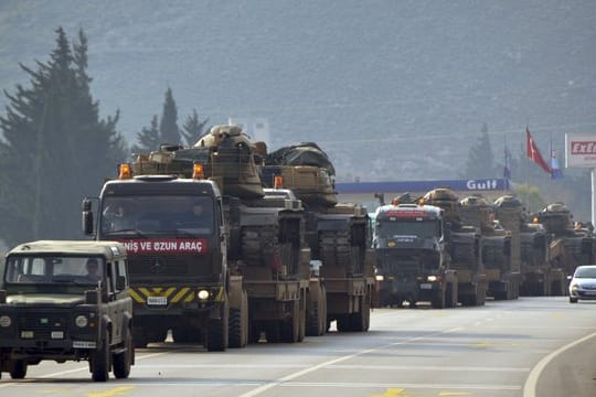 Türkischer Militärlaster mit Panzern und gepanzerten Fahrzeugen.