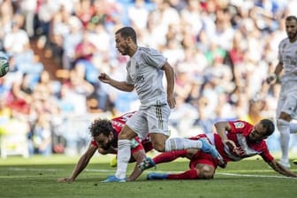 Real Madrids Eden Hazard (m) erzielt gegen Granada das Tor zum zwischenzeitlichen 2:0.