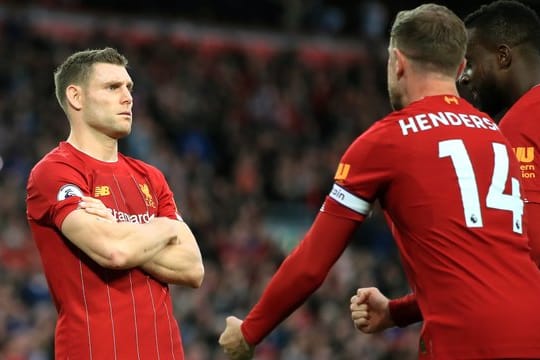 Liverpools James Milner (l) bejubelt sein Elfmetertor zum 2:1 in der Nachspielzeit.