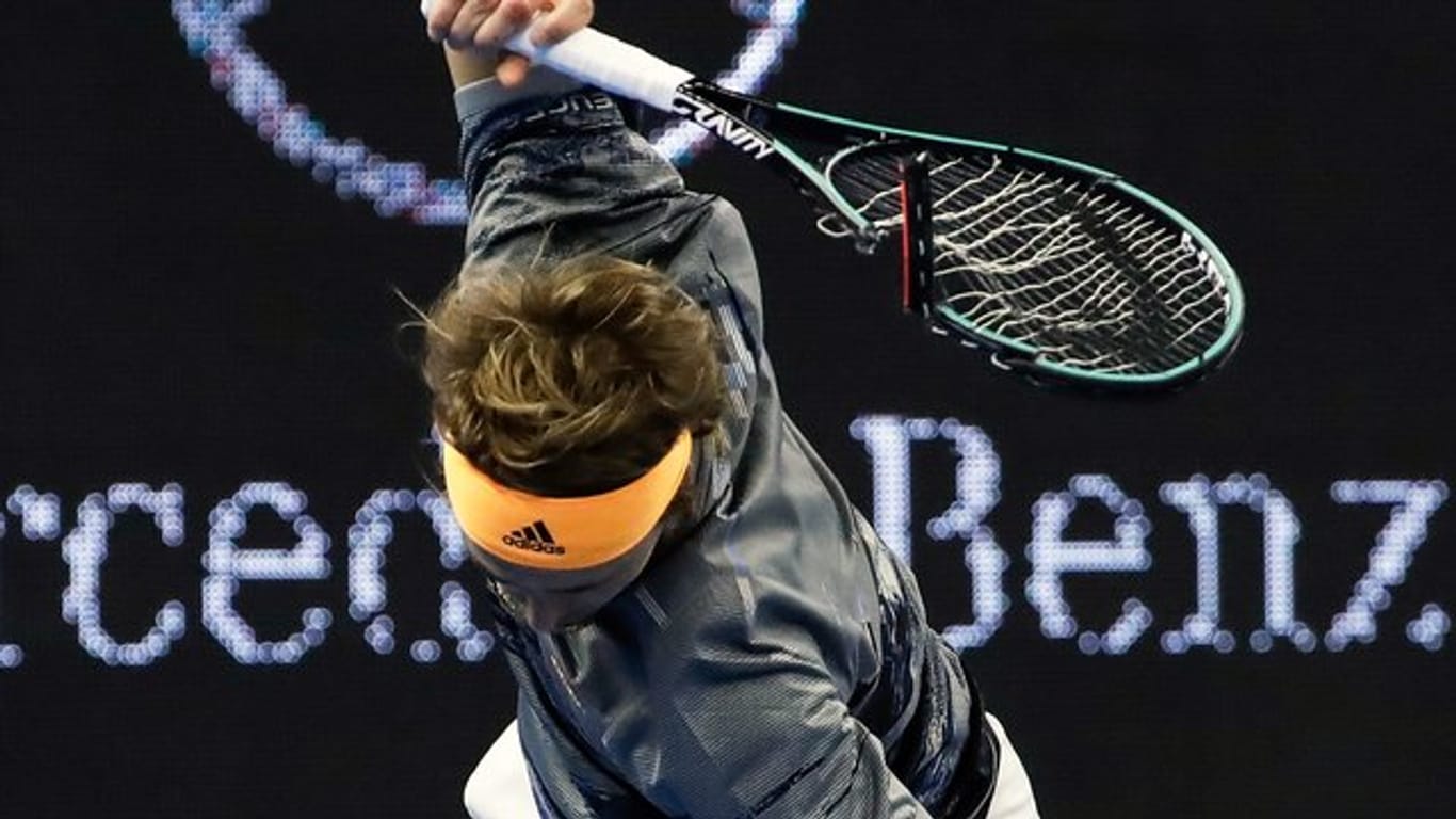 Alexander Zverev zerschlägt seinen Schläger und hat den Einzug ins Finale des ATP-Turniers in Peking verpasst.