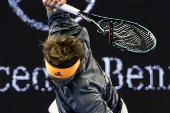 Alexander Zverev zerschlägt seinen Schläger und hat den Einzug ins Finale des ATP-Turniers in Peking verpasst.