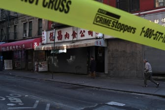Eine Absperrung der New Yorker Polizei in Chinatown, Manhattan: Vier Menschen wurden erschlagen, ein fünfter schwer verletzt. Ein Verdächtiger wurde festgenommen.