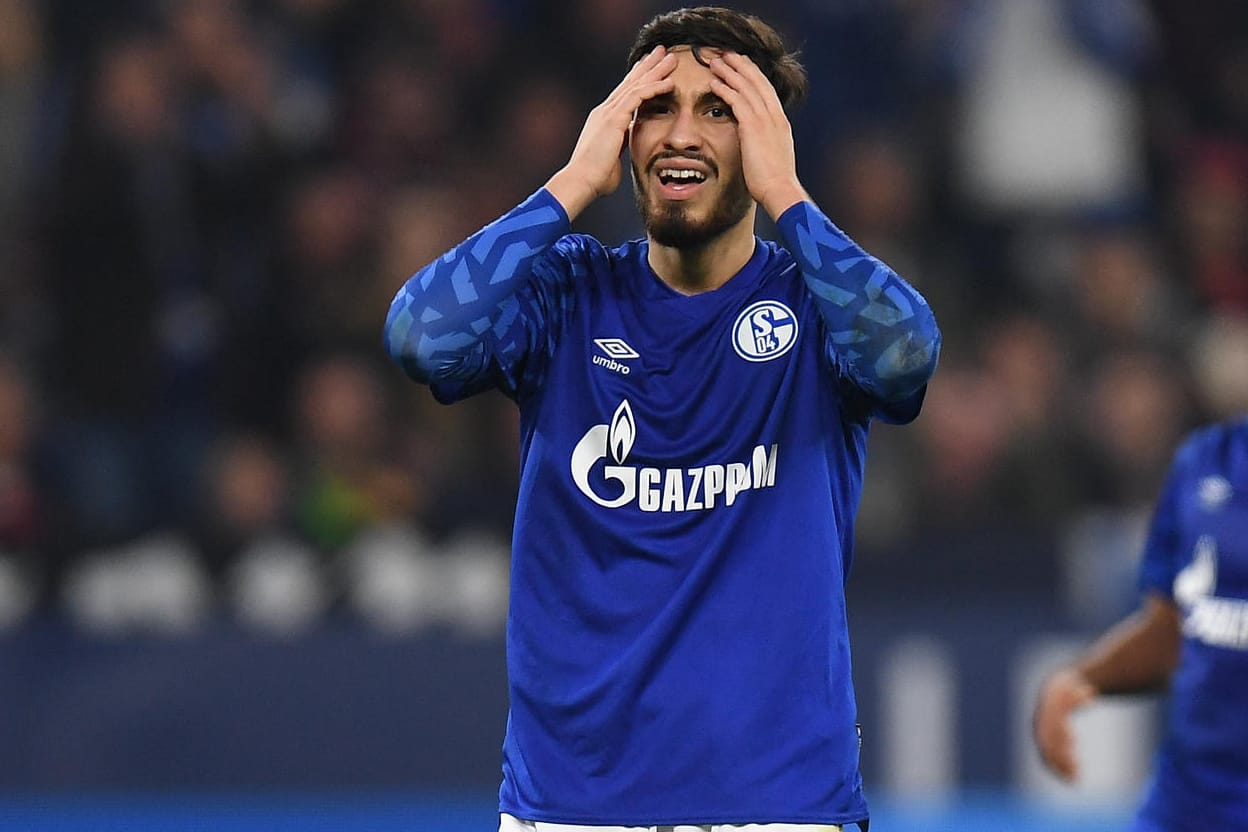 Schalkes Suat Serdar kann es nicht fassen.