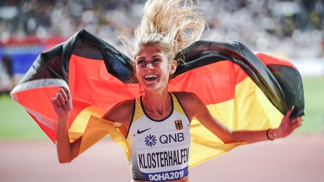 Konstanze Klosterhalfen ist die Freude über ihre Platzierung sichtlich anzusehen.