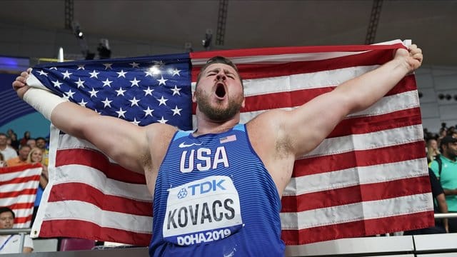 Kugelstoßer Joe Kovacs jubelt mit der US-Flagge über seinen Sieg bei der Leichtathletik-WM.