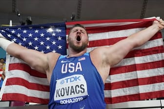 Kugelstoßer Joe Kovacs jubelt mit der US-Flagge über seinen Sieg bei der Leichtathletik-WM.