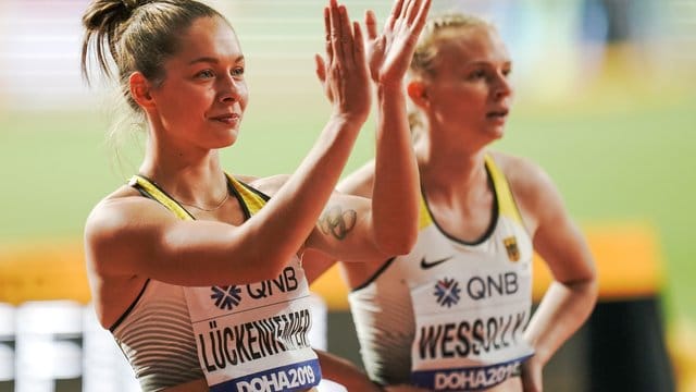 Gina Lückenkemper (l) steht nach dem Rennen neben Staffel-Partnerin Jessica-Bianca Wessolly.