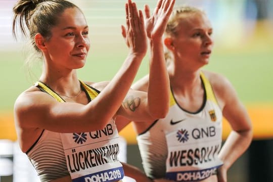 Gina Lückenkemper (l) steht nach dem Rennen neben Staffel-Partnerin Jessica-Bianca Wessolly.