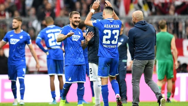 Hoffenheims Konstantinos Stafylidis (l) gratuliert Doppeltorschütze Sargis Adamyan zur Leistung gegen die Bayern. Hoffenheims Konstantinos Stafylidis (l) gratuliert Doppeltorschütze Sargis Adamyan zur Leistung gegen die Bayern.