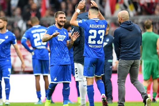 Hoffenheims Konstantinos Stafylidis (l) gratuliert Doppeltorschütze Sargis Adamyan zur Leistung gegen die Bayern.