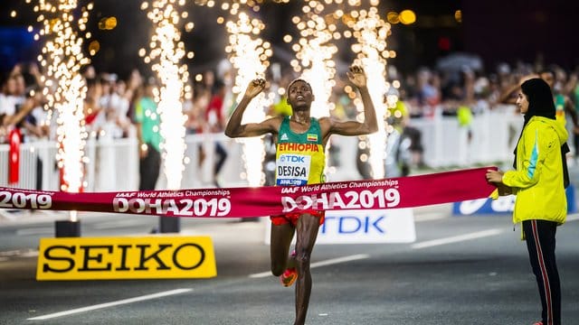 Lelisa Desisa aus Äthiopien überquert die Ziellinie und gewinnt den Marathon.