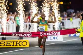 Lelisa Desisa aus Äthiopien überquert die Ziellinie und gewinnt den Marathon.