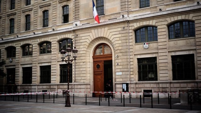 Bei der Messerattacke in der Pariser Polizeipräfektur sind fünf Menschen getötet worden. Bei der Messerattacke in der Pariser Polizeipräfektur sind fünf Menschen getötet worden.