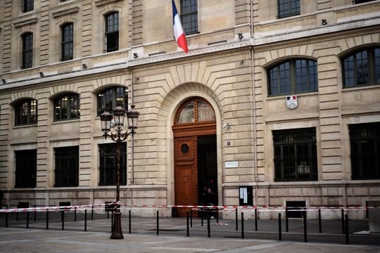 Bei der Messerattacke in der Pariser Polizeipräfektur sind fünf Menschen getötet worden.