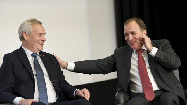 Antti Rinne (l), Premierminister von Finnland und der derzeitige EU-Ratsvorsitzende, und sein schwedischer Amtskollege Stefan Löfven nehmen am von der finnischen Sozialdemokratischen Partei organisierten Seminar des Zukunftsforums teil.