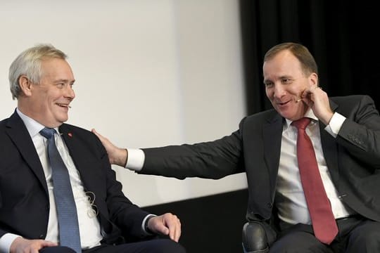 Antti Rinne (l), Premierminister von Finnland und der derzeitige EU-Ratsvorsitzende, und sein schwedischer Amtskollege Stefan Löfven nehmen am von der finnischen Sozialdemokratischen Partei organisierten Seminar des Zukunftsforums teil.