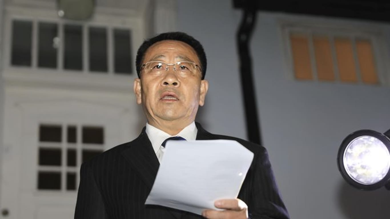 Kim Myong Gil, nordkoreanischer Unterhändler, liest einer Erklärung vor der nordkoreanischen Botschaft in Stockholm.