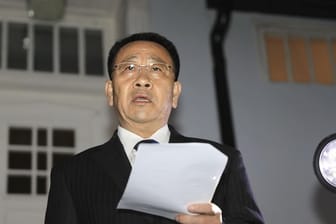 Kim Myong Gil, nordkoreanischer Unterhändler, liest einer Erklärung vor der nordkoreanischen Botschaft in Stockholm.