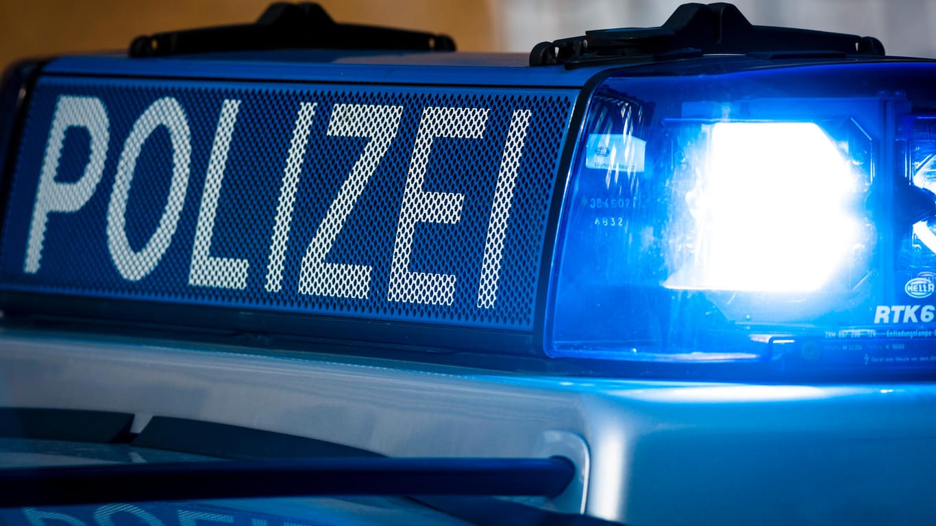 Polizeiwagen mit Blaulicht: In der Bremer Innenstadt wurden die Beamten zu randalierenden Unbekannten gerufen. (Symbolbild)