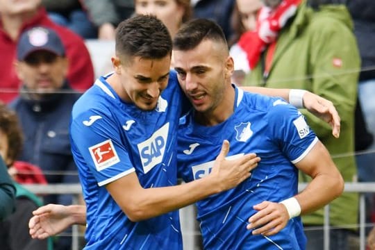 Hoffenheims Benjamin Hübner (l) gratuliert Sargis Adamyan (r) zum 1:0 gegen Bayern München.
