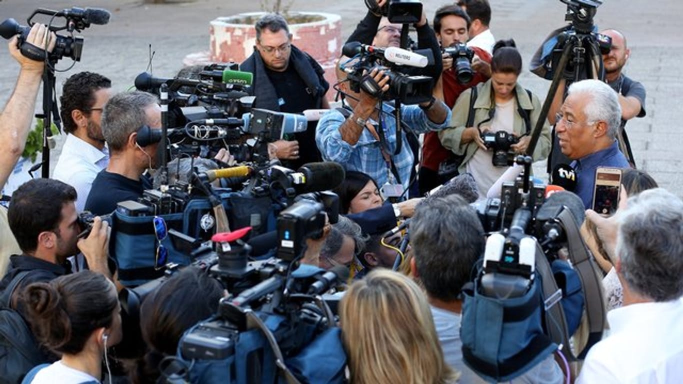Antonio Costa, amtierender Premierminister Portugals und Kandidat der Sozialistischen Partei, steht Journalstien Rede und Antwort.